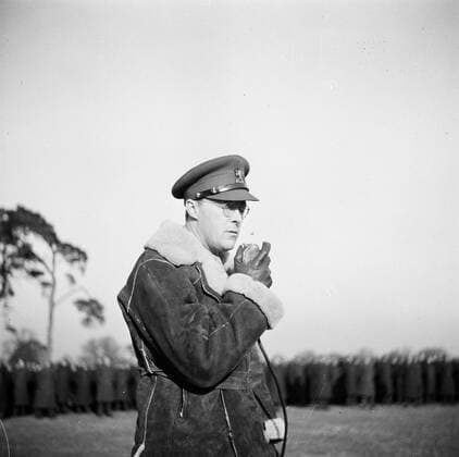 Poll photo collection. Prince Bernhard visits Dutch troops on their army base in Great Britain during the Second World War. Prince Bernhard addresses the tens. 1940. Great Britain Copyright: xpiemagsx pienatarchpart72010201-16327 !ACHTUNG AUFNAHMEDATUM GESCHÄTZT!