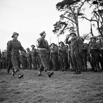 Poll photo collection. Prince Bernhard visits Dutch troops on their army base in Great Britain during the Second World War. Prince Bernhard inspects the troops. 1940. Great Britain Copyright: xpiemagsx pienatarchpart72010201-16329 !ACHTUNG AUFNAHMEDATUM GESCHÄTZT!