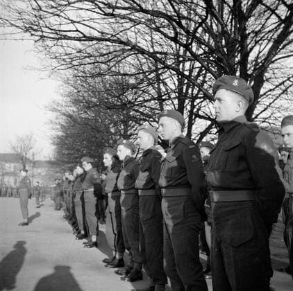 Poll photo collection. Prince Bernhard visits Dutch troops on their army base in Great Britain during the Second World War. The troops are drawn up for inspection. 1940. Great Britain Copyright: xpiemagsx pienatarchpart72010201-16331 !ACHTUNG AUFNAHMEDATUM GESCHÄTZT!