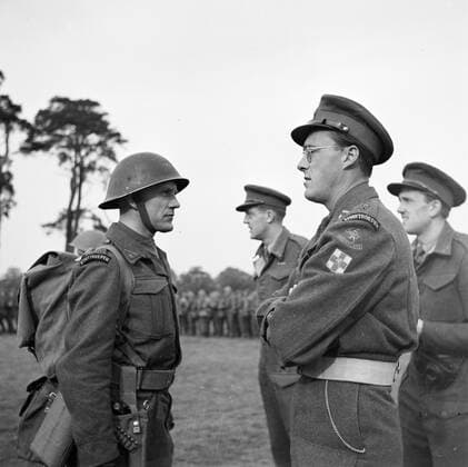 Poll photo collection. Prince Bernhard visits Dutch troops on their army base in Great Britain during the Second World War. Prince Bernhard in conversation with a soldier. 1940. Great Britain Copyright: xpiemagsx pienatarchpart72010201-16332 !ACHTUNG AUFNAHMEDATUM GESCHÄTZT!