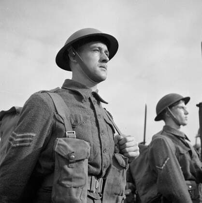 Poll photo collection. Prince Bernhard visits Dutch troops on their army base in Great Britain during the Second World War. The troops stopped for inspection. 1940 Copyright: xpiemagsx pienatarchpart72010201-16341 !ACHTUNG AUFNAHMEDATUM GESCHÄTZT!