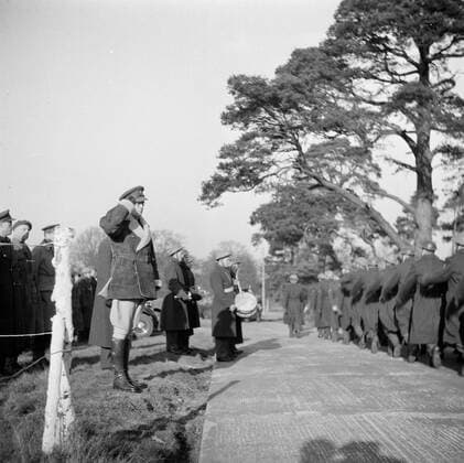 Poll photo collection. Prince Bernhard visits Dutch troops on their army base in Great Britain during the Second World War. The troops march over to Prince Bernhard. 1940. Great Britain Copyright: xpiemagsx pienatarchpart72010201-16342 !ACHTUNG AUFNAHMEDATUM GESCHÄTZT!