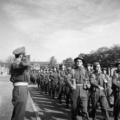 Poll photo collection. Prince Bernhard visits Dutch troops on their army base in Great Britain during the Second World War. The troops march over to Prince Bernhard. 1940. Great Britain Copyright: xpiemagsx pienatarchpart72010201-16343 !ACHTUNG AUFNAHMEDATUM GESCHÄTZT!