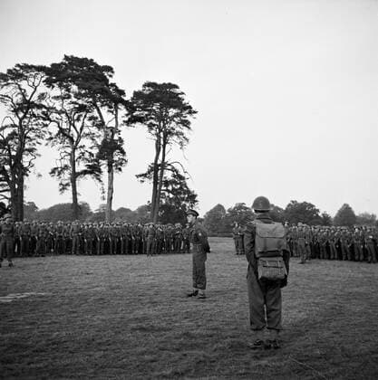 Poll photo collection. Prince Bernhard visits Dutch troops on their army base in Great Britain during the Second World War. Prince Bernhard appeals the troops. 1940. Great Britain Copyright: xpiemagsx pienatarchpart72010201-16344 !ACHTUNG AUFNAHMEDATUM GESCHÄTZT!