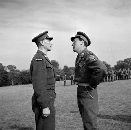 Poll photo collection. Prince Bernhard visits Dutch troops on their army base in Great Britain during the Second World War. Prince Bernhard in conversation with a soldier. 1940. Great Britain Copyright: xpiemagsx pienatarchpart72010201-16346 !ACHTUNG AUFNAHMEDATUM GESCHÄTZT!