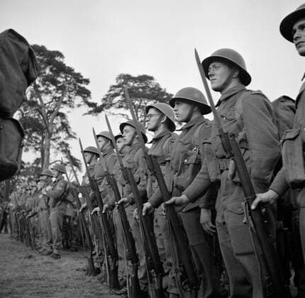 Poll photo collection. Prince Bernhard visits Dutch troops on their army base in Great Britain during the Second World War. The troops are ready for inspection. 1940 Copyright: xpiemagsx pienatarchpart72010201-16347 !ACHTUNG AUFNAHMEDATUM GESCHÄTZT!
