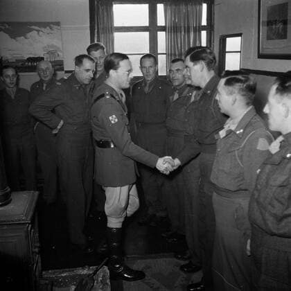 Poll photo collection. Prince Bernhard visits Dutch troops on their army base in Great Britain during the Second World War. Prince Bernhard meets soldiers in the Mess. 1940. Great Britain Copyright: xpiemagsx pienatarchpart72010201-16348 !ACHTUNG AUFNAHMEDATUM GESCHÄTZT!