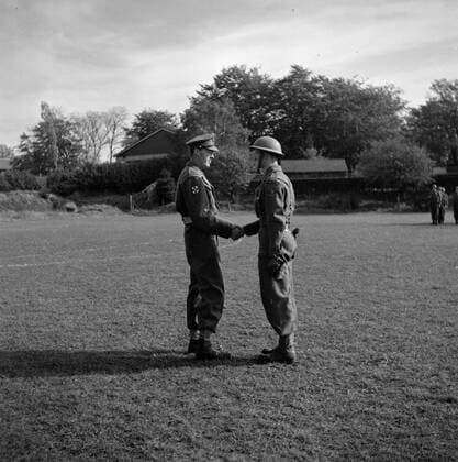 Poll photo collection. Prince Bernhard visits Dutch troops on their army base in Great Britain during the Second World War. Prince Bernhard shakes a soldier hand. 1940. Great Britain Copyright: xpiemagsx pienatarchpart72010201-16351 !ACHTUNG AUFNAHMEDATUM GESCHÄTZT!