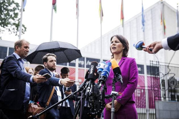 News Themen der Woche KW31 News Bilder des Tages Annalena Baerbock, Bundesaussenministerin, aufgenommen bei einem Doorstep vor dem Hauptgebaeude der Vereinten Nationen vor der Teilnahme an der Generaldebatte der Ueberpruefungskonferenz zum Nuklearen Nichtverbreitungsvertrag. New York, 01.08.2022. New York United States *** Annalena Baerbock, German Foreign Minister, photographed during a doorstep in front of the United Nations Headquarters before participating in the General Debate of the Nuclear Non-Proliferation Treaty Review Conference New York, 01 08 2022 New York United States Copyright: xJaninexSchmitz photothek.dex