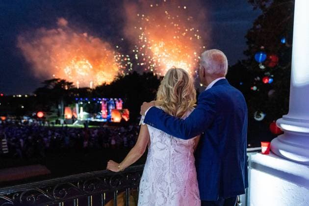 President Joe Biden and First Lady Jill Biden watch fireworks from the Blue Room Balcony of the White House, Sunday, July 4, 2021, during the Fourth of July celebration on the South Lawn. Copyright: xpiemagsx bidenpart2-13082021-642 !ACHTUNG AUFNAHMEDATUM GESCHÄTZT!