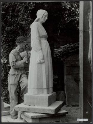 Photo collection Government information service. Sculptor Mari Andriessen is working on the War Memorial for Putten. undated. Gelderland, Putten Copyright: xpiemagsx pienatarchpart72010201-21035 !ACHTUNG AUFNAHMEDATUM GESCHÄTZT!