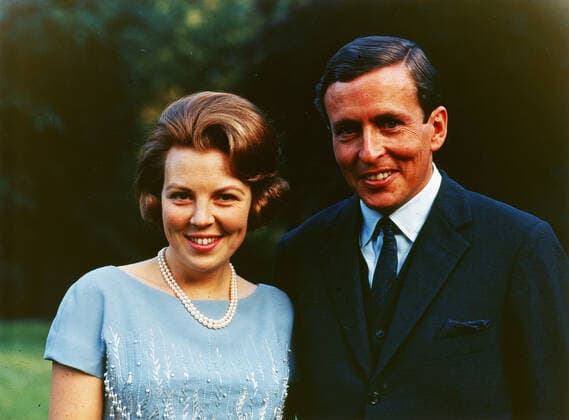 RVD Royal House photo collection. Princess Beatrix and Claus von Amsberg in the garden of Drakensteyn, a few days before their engagement is officially announced on 28 June 1965. 1965 Copyright: xpiemagsx pienatarchpart72010201-29798 !ACHTUNG AUFNAHMEDATUM GESCHÄTZT!