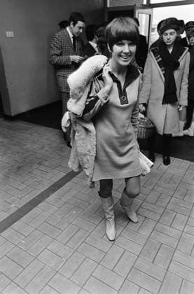 Anefo photo collection. Arrival Mary Quant (English fashion queen) at Schiphol. December 16, 1966. Noord-Holland, Schiphol Copyright: xpiemagsx pienatarchpart72010201-41380 !ACHTUNG AUFNAHMEDATUM GESCHÄTZT!