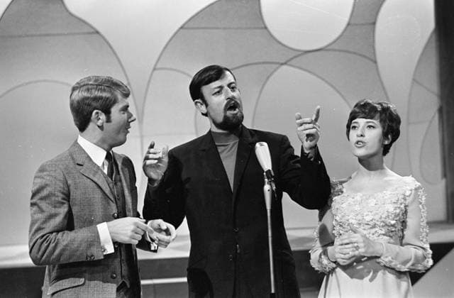 Anefo photo collection. TV show Trio . Ronnie Tober, Roger Whittaker, and the Belgian singer Tonia (from left to right). September 11, 1968 Copyright: xpiemagsx pienatarchpart72010201-42184 !ACHTUNG AUFNAHMEDATUM GESCHÄTZT!