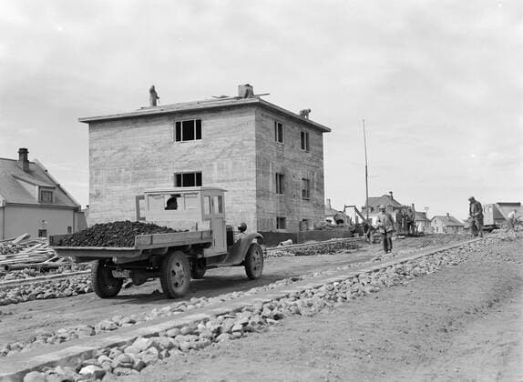 Poll photo collection. Iceland. Reykjavik. Construction of a road surface at the GarÃ°astraeti and the Havallagata. Along the road building materials at a new-build home. 1934. Iceland, Reykjavik Copyright: xpiemagsx pienatarchpart72010201-45258 !ACHTUNG AUFNAHMEDATUM GESCHÄTZT!