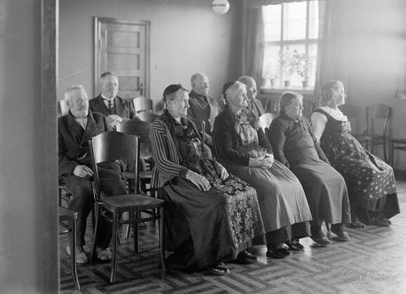 Poll photo collection. Iceland. Reykjavik. Residents of the retirement home ElliheimiliÃ° Grund listen to a radio program. Some women wear traditional clothing. 1934. Iceland, Reykjavik Copyright: xpiemagsx pienatarchpart72010201-45263 !ACHTUNG AUFNAHMEDATUM GESCHÄTZT!