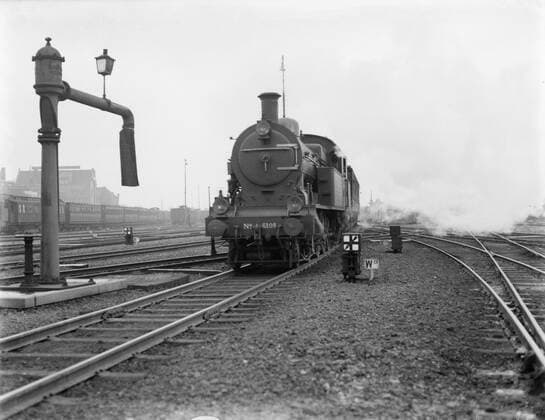 Poll photo collection. Reporting Dutch Railways. Locomotive at the water column for topping up the water. 1932. Amsterdam, Noord-Holland Copyright: xpiemagsx pienatarchpart72010201-45312 !ACHTUNG AUFNAHMEDATUM GESCHÄTZT!