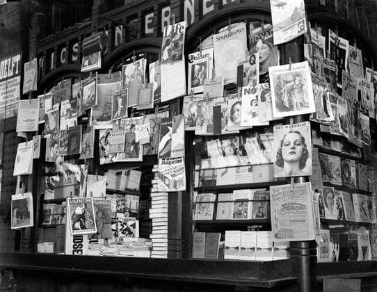 Poll photo collection. Reporting Dutch Railways. Magazine kiosk on train station, presumably from the AKO. 1932. Amsterdam, Noord-Holland Copyright: xpiemagsx pienatarchpart72010201-45317 !ACHTUNG AUFNAHMEDATUM GESCHÄTZT!