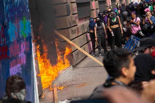 News Bilder des Tages Protesters gathering around a molotov bomb explosion during a Feminist March. In Mexico at least 10 women are killed everyday and there is a big gender inequality. At this march women mainly were dressed with purple, green and black. Purple symbolizes the rejection to violence against women, green symbolizes the right of women to decide about her own body and life, and black for mourning. Mexico. AlejandroxParis xMajorityxWorld 3 8 2020 925_02_MWC046115