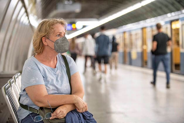 Munich woman wears mask in subway station, mask obligation in Munich subway, Munich, 1 August 2022 DEU, Germany, Munich, 01 08 2022, elderly woman wears FFP2 mask in subway station, mask obligation in Munich subway, Corona protection measures in public transport, public transport of the M