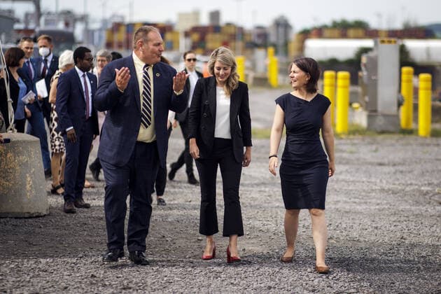 R L Annalena Baerbock, German Foreign Minister, and Melanie Joly, Minister of Foreign Affairs of Canada, pictured during a joint tour of the Port of Montreals grain terminal, led by Daniel Dagenais, Vice President of the Port of Montreal, 03 08 2022 Montreal Canada Copyright: xJaninexSchmitz photothek.dex