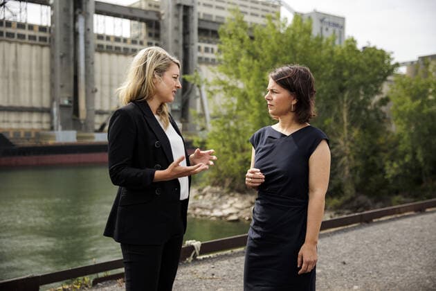 R L Annalena Baerbock, German Foreign Minister, and Melanie Joly, Minister of Foreign Affairs of Canada, pictured during a joint tour of the Port of Montreals grain terminal, led by Daniel Dagenais, Vice President of the Port Company not pictured here Montreal, 03 08 2022 Montreal Canada Copyright: xJaninexSchmitz photothek.dex