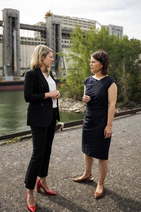R L Annalena Baerbock, German Foreign Minister, and Melanie Joly, Minister of Foreign Affairs of Canada, pictured during a joint tour of the Port of Montreals grain terminal, led by Daniel Dagenais, Vice President of the Port Company not pictured here Montreal, 03 08 2022 Montreal Canada Copyright: xJaninexSchmitz photothek.dex