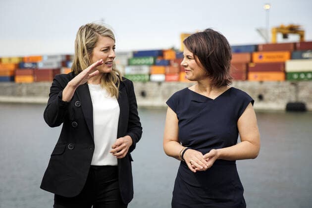 R L Annalena Baerbock, German Foreign Minister, and Melanie Joly, Minister of Foreign Affairs of Canada, pictured during a joint tour of the Port of Montreals grain terminal, led by Daniel Dagenais, Vice President of the Port Company not pictured here Montreal, 03 08 2022 Montreal Canada Copyright: xJaninexSchmitz photothek.dex