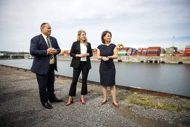 R L Annalena Baerbock, German Foreign Minister, and Melanie Joly, Minister of Foreign Affairs of Canada, photographed during a joint tour of the Port of Montreals grain terminal, led by Daniel Dagenais, Vice President of the Port of Montreal, 03 08 2022 Montreal Canada Copyright: xJaninexSchmitz photothek.dex