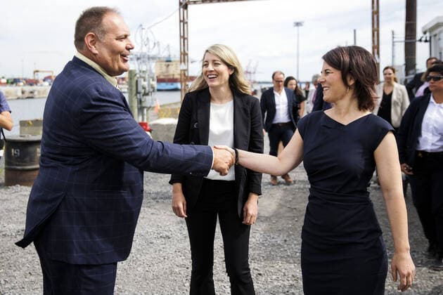 R L Annalena Baerbock, German Foreign Minister, and Melanie Joly, Minister of Foreign Affairs of Canada, photographed during a joint tour of the Port of Montreals grain terminal, led by Daniel Dagenais, Vice President of the Port of Montreal, 03 08 2022 Montreal Canada Copyright: xJaninexSchmitz photothek.dex
