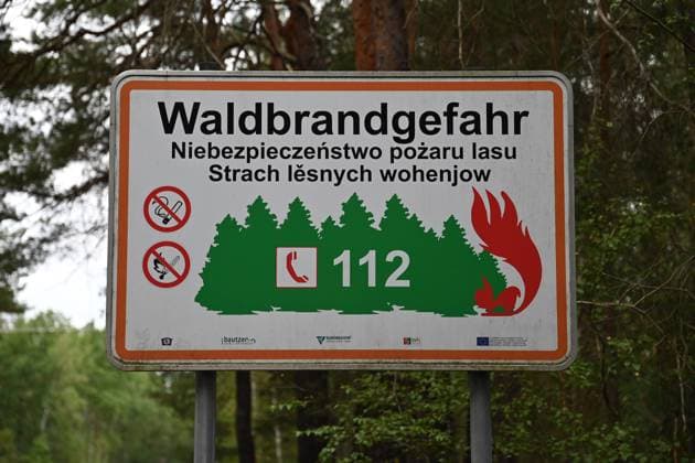 Hinweisschild Waldbrandgefahr auf deutsch und sorbisch in der Oberlausitz, Landkreis Bautzen. 01.08.2022. *** Forest Fire Danger Sign in German and Sorbian in Upper Lusatia, Bautzen County 01 08 2022