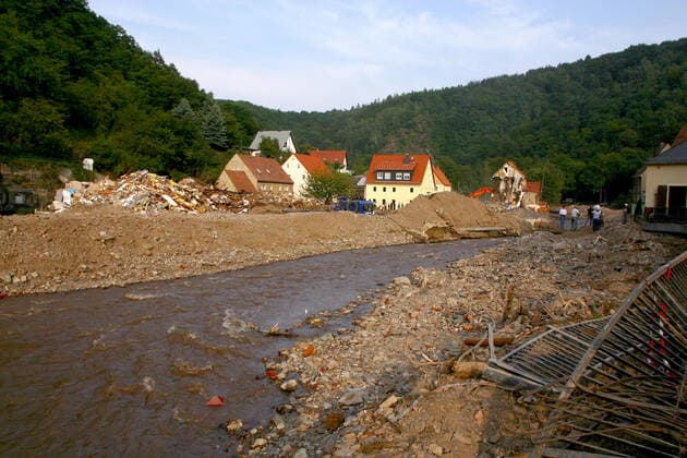 Flut 2002 Das Elbhochwasser im Jahr 2002 war ein als Jahrhunderthochwasser klassifiziertes Flutereignis entlang der Elbe und vieler ihrer Nebenflüsse. Die Ursache der langen und starken Niederschläge war eine seltene Vb-Wetterlage, das sommerliche Tiefdruckgebiet Ilse. Dabei traten die Elbe und ihre Zuflüsse über die Ufer. Das Jahrhunderthochwasser hinterließ eine Schneise der Verwüstung. Tausende Menschen verloren ihr Hab und Gut. Zerstörtes Weesenstein Weesenstein Sachsen GERMANY *** Flood 2002 The Elbe flood in 2002 was a flood event classified as the flood of the century along the Elbe and many of its tributaries The cause of the long and heavy rainfall was a rare Vb weather situation, the summer low pressure area Ilse This caus