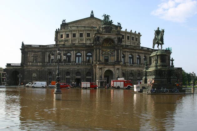 Flut 2002 Das Elbhochwasser im Jahr 2002 war ein als Jahrhunderthochwasser klassifiziertes Flutereignis entlang der Elbe und vieler ihrer Nebenflüsse. Die Ursache der langen und starken Niederschläge war eine seltene Vb-Wetterlage, das sommerliche Tiefdruckgebiet Ilse. Dabei traten die Elbe und ihre Zuflüsse über die Ufer. Das Jahrhunderthochwasser hinterließ eine Schneise der Verwüstung. Tausende Menschen verloren ihr Hab und Gut. Die überfluteten Keller der Oper werden wieder leer gepumpt. Dresden Sachsen GERMANY *** Flood 2002 The Elbe flood in 2002 was a flood event classified as the flood of the century along the Elbe and many of its tributaries The cause of the long and heavy rainfall was a rare Vb weather situation, the summe