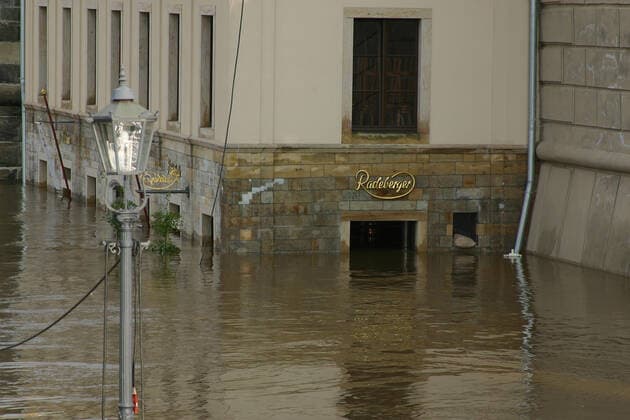 Flut 2002 Das Elbhochwasser im Jahr 2002 war ein als Jahrhunderthochwasser klassifiziertes Flutereignis entlang der Elbe und vieler ihrer Nebenflüsse. Die Ursache der langen und starken Niederschläge war eine seltene Vb-Wetterlage, das sommerliche Tiefdruckgebiet Ilse. Dabei traten die Elbe und ihre Zuflüsse über die Ufer. Das Jahrhunderthochwasser hinterließ eine Schneise der Verwüstung. Tausende Menschen verloren ihr Hab und Gut. Der trotz Kampf überflutete Radeberger Spezialbierauschank. Dresden Sachsen GERMANY *** Flood 2002 The Elbe flood in 2002 was a flood event classified as the flood of the century along the Elbe and many of its tributaries The cause of the long and heavy rainfall was a rare Vb weather situation, the summer