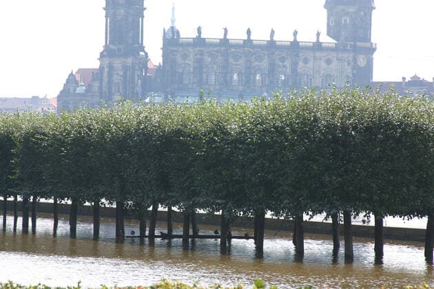 Flut 2002 Das Elbhochwasser im Jahr 2002 war ein als Jahrhunderthochwasser klassifiziertes Flutereignis entlang der Elbe und vieler ihrer Nebenflüsse. Die Ursache der langen und starken Niederschläge war eine seltene Vb-Wetterlage, das sommerliche Tiefdruckgebiet Ilse. Dabei traten die Elbe und ihre Zuflüsse über die Ufer. Das Jahrhunderthochwasser hinterließ eine Schneise der Verwüstung. Tausende Menschen verloren ihr Hab und Gut. Überschwemmtes Neustädter Elbufer. Dresden Sachsen GERMANY *** Flood 2002 The Elbe flood in 2002 was a flood event along the Elbe and many of its tributaries classified as the flood of the century The cause of the long and heavy rainfall was a rare Vb weather situation, the summer low pressure area Ilse