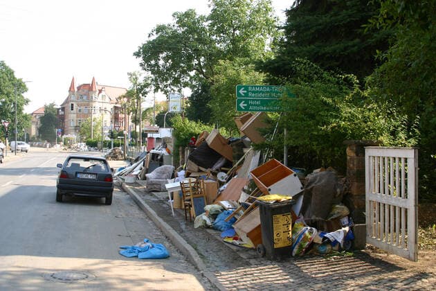 Flut 2002 Das Elbhochwasser im Jahr 2002 war ein als Jahrhunderthochwasser klassifiziertes Flutereignis entlang der Elbe und vieler ihrer Nebenflüsse. Die Ursache der langen und starken Niederschläge war eine seltene Vb-Wetterlage, das sommerliche Tiefdruckgebiet Ilse. Dabei traten die Elbe und ihre Zuflüsse über die Ufer. Das Jahrhunderthochwasser hinterließ eine Schneise der Verwüstung. Tausende Menschen verloren ihr Hab und Gut. Nach der Flut, Tolkewitzer Ecke Wehlener Strasse. Dresden Sachsen GERMANY *** Flood 2002 The Elbe flood in 2002 was a flood event classified as the flood of the century along the Elbe and many of its tributaries The cause of the long and heavy rainfall was a rare Vb weather situation, the summer low pressu