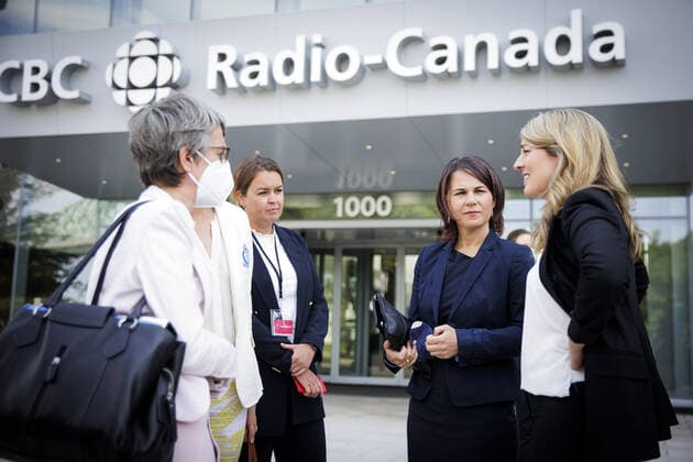 Annalena Baerbock, German Foreign Minister, 2 v r and Melanie Joly, Minister of Foreign Affairs of Canada, r give a joint television interview Montreal, 03 08 2022 Montreal Canada Copyright: xJaninexSchmitz photothek.dex