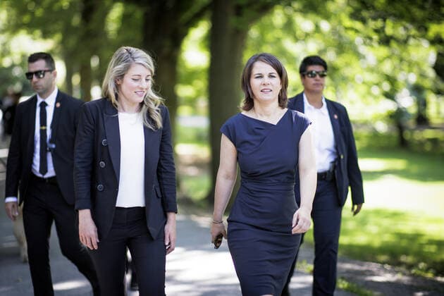 R L Annalena Baerbock, German Foreign Minister, and Melanie Joly, Minister of Foreign Affairs of Canada, photographed during a joint walk through the park at Mont Royal to the viewpoint Kondiaronk Belvedere Montreal, 03 08 2022 Montreal Canada Copyright: xJaninexSchmitz photothek.dex