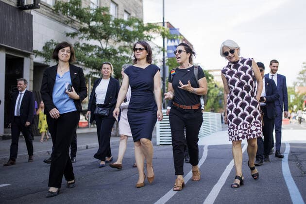 L R Susanne Aschi Glesius, Consul General of the Federal Republic of Germany in Montreal, Annalena Baerbock, Federal Minister of Foreign Affairs, Marie Plourde and Sabine Sparwasser, Ambassador of the Federal Republic of Germany to Canada, photographed during a tour of the Le Plateau neighborhood Montreal, 03 08 2022 Montreal Canada Copyright: xJaninexSchmitz photothek.dex
