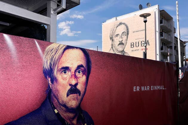 Bilder des Jahres 2022, Entertainment 08 August Entertainment Themen der Woche KW31 Zu Ehren der Film- und Serienfigur Buba, bereits bekannt aus How to sell drugs online fast wurde ein überlebensgroßes Buba-Mural angefertigt - Das größte Tattoo der Welt bestehend aus Lappen zusammengenähter und tätowierter Kunsthaut. Zum Start des Spielfilms Buba mit Bjarne Mädel in der Titelrolle auf Netflix wurde es in Ehrenfeld enthüllt. Köln, 03.08.2022 NRW Deutschland *** In honor of the film and series character Buba, already known from How to sell drugs online almost was made a larger-than-life Buba Mural The largest tattoo in the world consisting of rags sewn together and tattooed artificial skin For the launch of the feature film Buba with Bjarne Mädel in the title role on Netflix it was unveiled in Ehrenfeld Cologne, Copyright: xChristophxHardtx