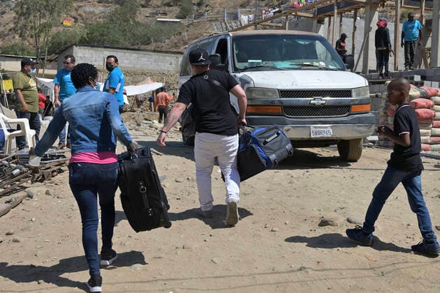 Mexiko, Geflüchtete aus Mittelamerika in Tijuana August 3, 2022, Tijuana, Baja California, Mexico: Migrants from Central America, Mexico and Haiti were given humanitarian parole in Tijuana to enter the United States on Wednesday, August 3, 2022. ..The humanitarian parole is an exception to the Title 42 policy still in place and the Migrant Protection Protocols (MPP) or Remain in Mexico program, which was allowed to be dismantled by a US Supreme Court ruling on June 30 but the Biden Administration has not moved yet in replacing it or terminating the program because its reviewing how it will process migrants seeking asylum in the future---the Trump-era program forcing migrants to stay in Mexico will not change migrants circumstancesÃ¢â‚¬ due to Title 42 not allowing them to seek asyl - ZUMAm180 20220803_zip_m180_004 Copyright: xCarlosxA.xMorenox