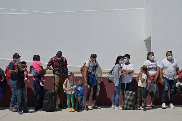 News Bilder des Tages Mexiko, Geflüchtete aus Mittelamerika in Tijuana August 3, 2022, Tijuana, Baja California, Mexico: Migrants from Central America, Mexico and Haiti were given humanitarian parole in Tijuana to enter the United States on Wednesday, August 3, 2022. ..The humanitarian parole is an exception to the Title 42 policy still in place and the Migrant Protection Protocols (MPP) or Remain in Mexico program, which was allowed to be dismantled by a US Supreme Court ruling on June 30 but the Biden Administration has not moved yet in replacing it or terminating the program because its reviewing how it will process migrants seeking asylum in the future---the Trump-era program forcing migrants to stay in Mexico will not change migrants circumstancesÃ¢â‚¬ due to Title 42 not allowing them to seek asyl - ZUMAm180 20220803_zip_m180_014 Copyright: xCarlosxA.xMorenox