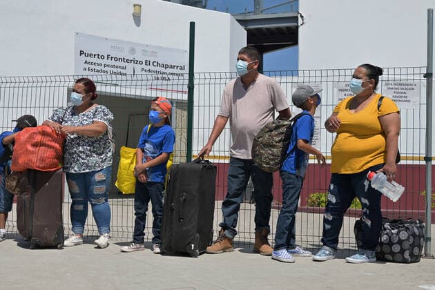 Mexiko, Geflüchtete aus Mittelamerika in Tijuana August 3, 2022, Tijuana, Baja California, Mexico: Migrants from Central America, Mexico and Haiti were given humanitarian parole in Tijuana to enter the United States on Wednesday, August 3, 2022. ..The humanitarian parole is an exception to the Title 42 policy still in place and the Migrant Protection Protocols (MPP) or Remain in Mexico program, which was allowed to be dismantled by a US Supreme Court ruling on June 30 but the Biden Administration has not moved yet in replacing it or terminating the program because its reviewing how it will process migrants seeking asylum in the future---the Trump-era program forcing migrants to stay in Mexico will not change migrants circumstancesÃ¢â‚¬ due to Title 42 not allowing them to seek asyl - ZUMAm180 20220803_zip_m180_020 Copyright: xCarlosxA.xMorenox