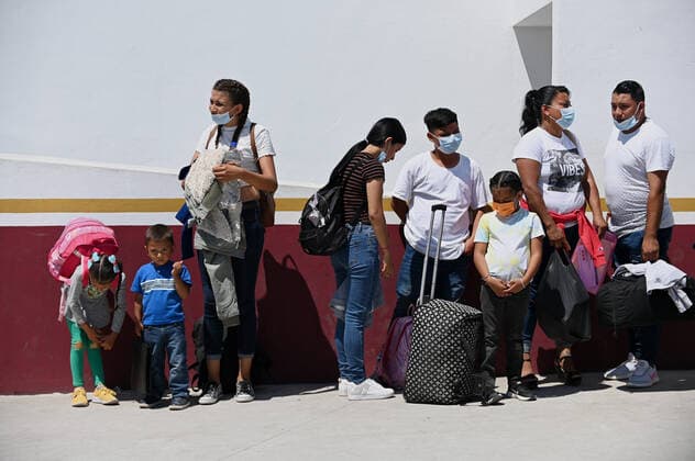 Mexiko, Geflüchtete aus Mittelamerika in Tijuana August 3, 2022, Tijuana, Baja California, Mexico: Migrants from Central America, Mexico and Haiti were given humanitarian parole in Tijuana to enter the United States on Wednesday, August 3, 2022. ..The humanitarian parole is an exception to the Title 42 policy still in place and the Migrant Protection Protocols (MPP) or Remain in Mexico program, which was allowed to be dismantled by a US Supreme Court ruling on June 30 but the Biden Administration has not moved yet in replacing it or terminating the program because its reviewing how it will process migrants seeking asylum in the future---the Trump-era program forcing migrants to stay in Mexico will not change migrants circumstancesÃ¢â‚¬ due to Title 42 not allowing them to seek asyl - ZUMAm180 20220803_zip_m180_021 Copyright: xCarlosxA.xMorenox