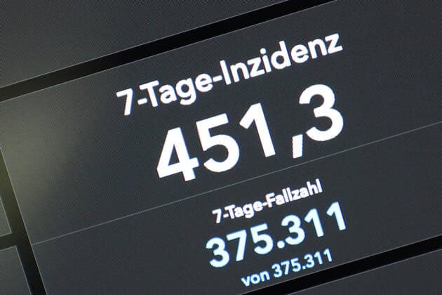 RKI dashboard, 7 day incidence is now 451.3 7 day incidence, RKI dashboard on a monitor on 04 08 2022 in Siegen Germany.