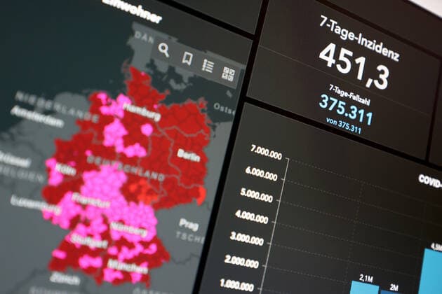 RKI dashboard, 7 day incidence is now 451.3 7 day incidence, RKI dashboard on a monitor on 04 08 2022 in Siegen Germany.