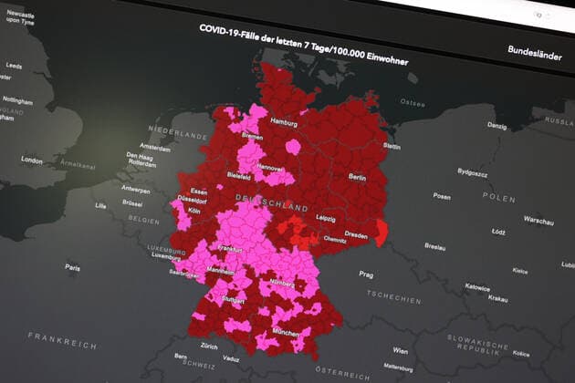 RKI dashboard, 7 day incidence is now 451.3 7 day incidence, RKI dashboard on a monitor on 04 08 2022 in Siegen Germany.