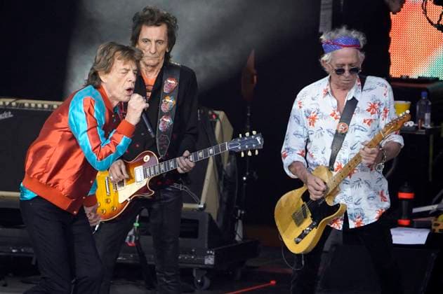Bilder des Jahres 2022, Entertainment 08 August Entertainment Themen der Woche KW31 Mick Jagger, Ron Wood und Keith Richards von den Rolling Stones live beim Abschlusskonzert der Sixty Tour in der Waldbühne. Berlin, 03.08.2022 *** Mick Jagger, Ron Wood and Keith Richards of the Rolling Stones live at the final concert of the Sixty Tour at the Waldbühne Berlin, 03 08 2022 Foto:xT.xBartillax xFuturexImage