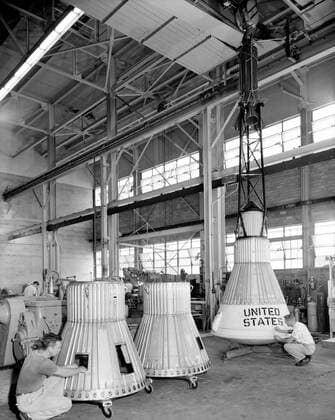 Assembling the Little Joe capsules. The capsules were manufactured in-house by Langley technicians. Three capsules are shown here in various stages of assembly. The escape tower and rocket motors shown on the completed capsule would be removed before shipping and finally assembly for launching at Wallops Island. Joseph Shortal wrote (vol. 3, p. 32): Design of the Little Joe capsules began at Langley before McDonnell started on the design of the Mercury capsule and was, therefore, a separate design. Although it was not designed to carry a man, it did have to carry a monkey. It had to meet the weight and center of gravity requirements of Mercury and withstand the same aerodynamic loads during the exit trajectory. Although in comparison Copyright: xpiemagsx piemagsspace-664 !ACHTUNG AUFNAHMEDATUM GESCHÄTZT!