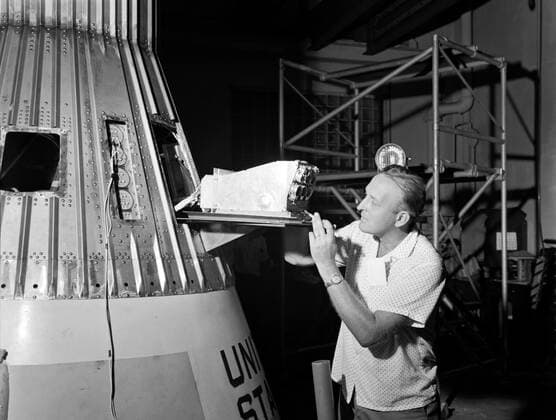 Technicians adjust the rocket motor during the attachment of the escape tower to the Mercury capsule prior to assembly with Little Joe launcher, August 20, 1959. Joseph Shortal wrote (vol. 3., p. 33): The escape tower and rocket motors were taken from the Mercury capsule production. The tower is shown being attached to the capsule.... The escape rocket was a Grand Central 1-KS-52000 motor with three canted nozzles. The tower-jettison motor was an Atlantic Research Corp. 1.4-KS-785 motor. This was the same design tested in a beach abort test...and had the offset thrust line as used in the beach abort test to insure that the capsule would get away from the booster in an emergency. The escape system weighed 1,015 pounds, including 236 pounds Copyright: xpiemagsx piemagsspace-682 !ACHTUNG AUFNAHMEDATUM GESCHÄTZT!